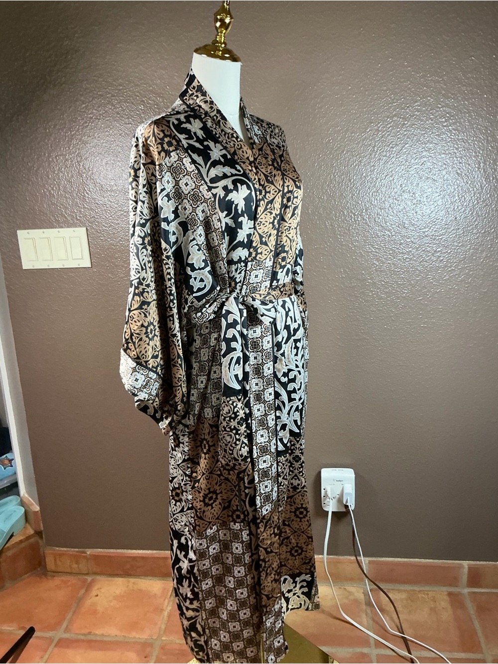 Natori Women’s Small Silky Satin Kimono Robe Paisley Floral Black Gold Belted - Picture 11 of 14